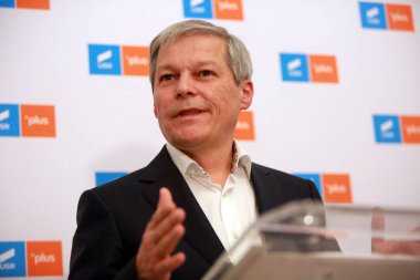 BÜKREŞ, ROMANIA - 13 Ekim 2021: Romanya 'yı Kurtarma Birliği (USR) başkanı Başbakan adayı Dacian Ciolos, yeni kabineyi kurma amaçlı siyasi müzakereler sonrasında düzenlediği basın toplantısında konuştu.