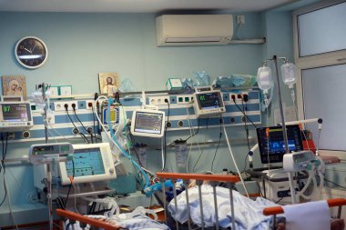 BUCHAREST, ROMANIA - 15 Ekim 2021: Coronavirus salgını nedeniyle aşırı kalabalık olan St. Pantelimon hastanesinin acil servisinde tüp yutturulmuş Covid-19 hastaları.