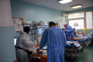 BUCHAREST, ROMANIA - 15 Ekim 2021: Kişisel Koruyucu Ekipman (PPE) giyen tıp çalışanları, Coronavirus salgını nedeniyle aşırı kalabalık olan St. Pantelimon hastanesinin acil servisindeki hastalara bakıyorlar.