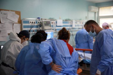 BUCHAREST, ROMANIA - 15 Ekim 2021: Kişisel Koruyucu Ekipman (PPE) giyen tıp çalışanları, Coronavirus salgını nedeniyle aşırı kalabalık olan St. Pantelimon hastanesinin acil servisindeki hastalara bakıyorlar.