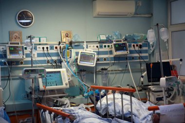 BUCHAREST, ROMANIA - 15 Ekim 2021: Coronavirus salgını nedeniyle aşırı kalabalık olan St. Pantelimon hastanesinin acil servisinde tüp yutturulmuş Covid-19 hastaları.