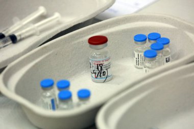 BUCHAREST, ROMANIA - 23 Ekim 2021 Bükreş 'teki Ulusal Kütüphane Aşılama Maratonu sırasında bir doz COVID 19 aşısı uygulayan bir tıp çalışanı.