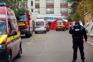 BUCHAREST, ROMANIA - 24 Ekim 2021: Bükreş 'teki en büyük hastanenin acil servisine COVID-19 hastası getirildi.