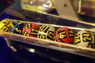 Piyango toplarıyla kazanan numara ayıklama sırasında görüntü.