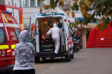 BUCHAREST, ROMANIA - 24 Ekim 2021: Bükreş 'teki en büyük hastanenin acil servisine COVID-19 hastası getirildi.
