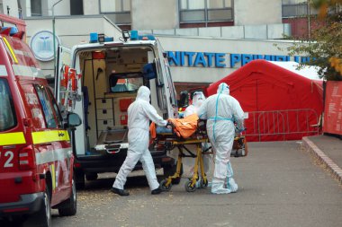 BUCHAREST, ROMANIA - 24 Ekim 2021: Bükreş 'teki en büyük hastanenin acil servisine COVID-19 hastası getirildi.