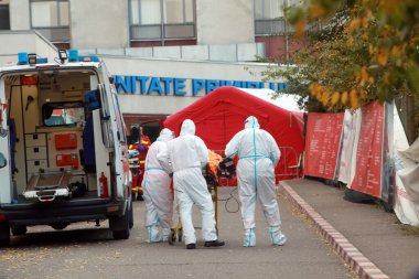 BUCHAREST, ROMANIA - 24 Ekim 2021: Bükreş 'teki en büyük hastanenin acil servisine COVID-19 hastası getirildi.