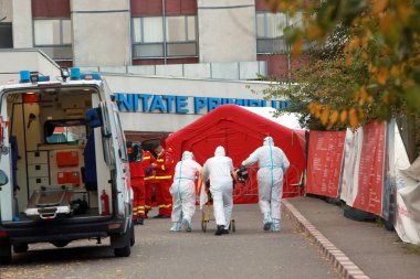 BUCHAREST, ROMANIA - 24 Ekim 2021: Bükreş 'teki en büyük hastanenin acil servisine COVID-19 hastası getirildi.