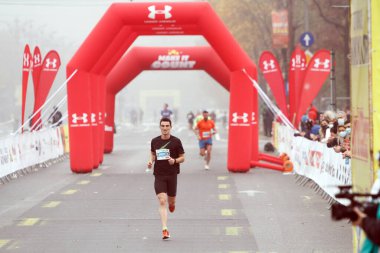 BÜKREŞ, ROMANIA - 30 Ekim 2021: Bükreş Maratonu 'nda 10 km yarışında sporcular yarışıyor.