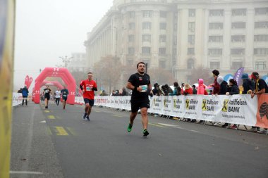 BÜKREŞ, ROMANIA - 30 Ekim 2021: Bükreş Maratonu 'nda 10 km yarışında sporcular yarışıyor.