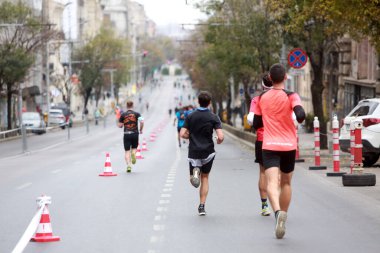 BUCHAREST, ROMANIA - 31 Ekim 2021: Bükreş Maratonu 'nda sporcular yarışıyor.