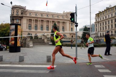 BUCHAREST, ROMANIA - 31 Ekim 2021: Bükreş Maratonu 'nda sporcular yarışıyor.
