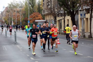 BUCHAREST, ROMANIA - 31 Ekim 2021: Bükreş Maratonu 'nda sporcular yarışıyor.