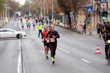 BUCHAREST, ROMANIA - 31 Ekim 2021: Bükreş Maratonu 'nda sporcular yarışıyor.