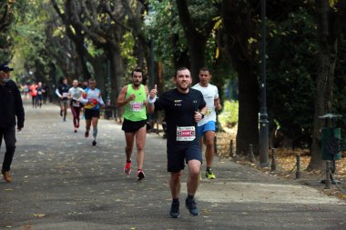 BUCHAREST, ROMANIA - 31 Ekim 2021: Bükreş Maratonu 'nda sporcular yarışıyor.