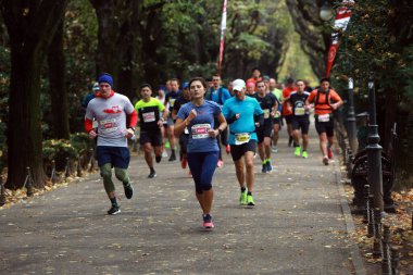 BUCHAREST, ROMANIA - 31 Ekim 2021: Bükreş Maratonu 'nda sporcular yarışıyor.
