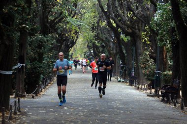 BUCHAREST, ROMANIA - 31 Ekim 2021: Bükreş Maratonu 'nda sporcular yarışıyor.