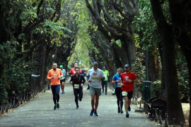 BUCHAREST, ROMANIA - 31 Ekim 2021: Bükreş Maratonu 'nda sporcular yarışıyor.