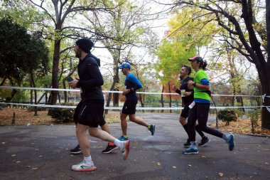 BUCHAREST, ROMANIA - 31 Ekim 2021: Bükreş Maratonu 'nda sporcular yarışıyor.