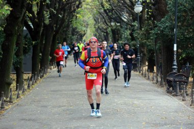 BUCHAREST, ROMANIA - 31 Ekim 2021: Bükreş Maratonu 'nda sporcular yarışıyor.
