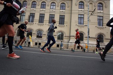 BUCHAREST, ROMANIA - 31 Ekim 2021: Bükreş Maratonu 'nda sporcular yarışıyor.
