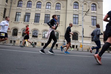BUCHAREST, ROMANIA - 31 Ekim 2021: Bükreş Maratonu 'nda sporcular yarışıyor.