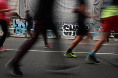 BUCHAREST, ROMANIA - 31 Ekim 2021: Bükreş Maratonu 'nda sporcular yarışıyor.