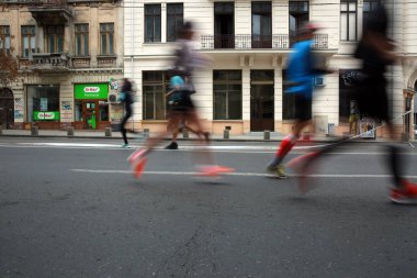 BUCHAREST, ROMANIA - 31 Ekim 2021: Bükreş Maratonu 'nda sporcular yarışıyor.