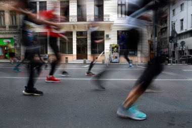 BUCHAREST, ROMANIA - 31 Ekim 2021: Bükreş Maratonu 'nda sporcular yarışıyor.