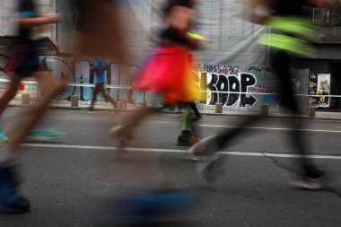 BUCHAREST, ROMANIA - 31 Ekim 2021: Bükreş Maratonu 'nda sporcular yarışıyor.