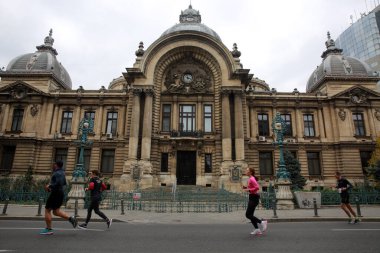 BUCHAREST, ROMANIA - 31 Ekim 2021: Bükreş Maratonu 'nda sporcular yarışıyor.