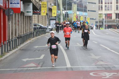 BUCHAREST, ROMANIA - 31 Ekim 2021: Bükreş Maratonu 'nda sporcular yarışıyor.
