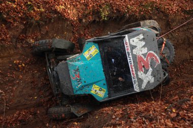 SARATA MONTEORU, ROMANIA - Kasım 06, 2021: Ulusal şampiyonanın GTC Galibiyet Yarışması 'nda bir off-road arabası yarışıyor.