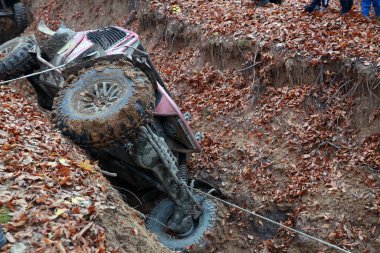 SARATA MONTEORU, ROMANIA - Kasım 06, 2021: Ulusal şampiyonanın GTC Galibiyet Yarışması 'nda bir off-road arabası yarışıyor.