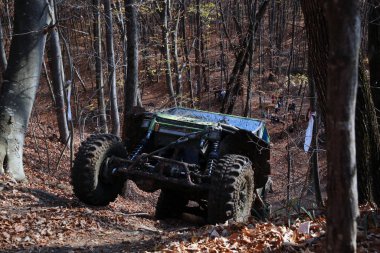 SARATA MONTEORU, ROMANIA - Kasım 06, 2021: Ulusal şampiyonanın GTC Galibiyet Yarışması 'nda bir off-road arabası yarışıyor.