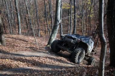 SARATA MONTEORU, ROMANIA - Kasım 06, 2021: Ulusal şampiyonanın GTC Galibiyet Yarışması 'nda bir off-road arabası yarışıyor.