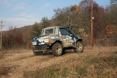 SARATA MONTEORU, ROMANIA - Kasım 06, 2021: Ulusal şampiyonanın GTC Galibiyet Yarışması 'nda bir off-road arabası yarışıyor.