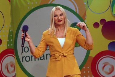 BUCHAREST, ROMANIA - 7 Kasım 2021: Geleneksel Romen müziğinin folk şarkıcısı Lena Miclaus, Loto 'nun TV stüdyosunda şarkı söyledi.