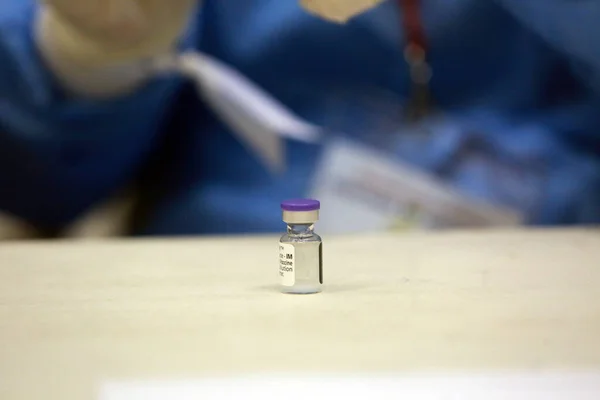 2021年10月23日 在布加勒斯特国立图书馆举行的疫苗马拉松赛期间 一名医务工作者为人类注射了一剂Covid 19疫苗 — 图库照片