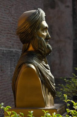 El Kasbah 'ın girişindeki İbn Haldoun Heykeli