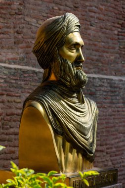 El Kasbah 'ın girişindeki İbn Haldoun Heykeli