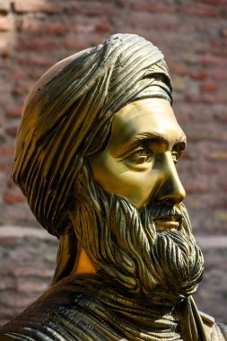 El Kasbah 'ın girişindeki İbn Haldoun Heykeli