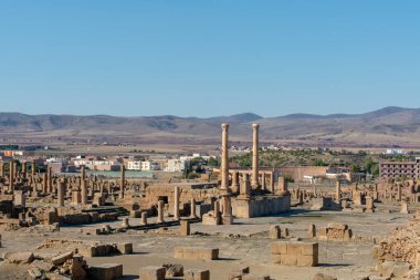 Antik Roma şehri Timgad 'ın kalıntıları, M.Ö. 100 civarında inşa edildi.