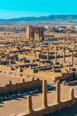 Antik Roma şehri Timgad 'ın kalıntıları, M.Ö. 100 civarında inşa edildi.