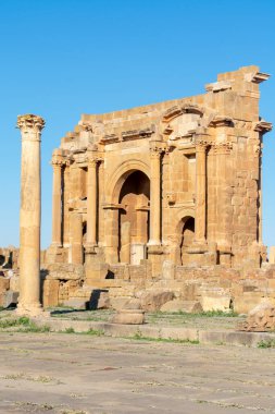 Antik Roma şehri Timgad 'ın kalıntıları, M.Ö. 100 civarında inşa edildi.