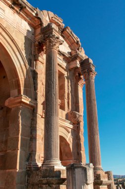Antik Roma şehri Timgad 'ın kalıntıları, M.Ö. 100 civarında inşa edildi.