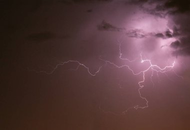 Şiddetli gök gürültülü bir fırtınada şimşekler çakar
