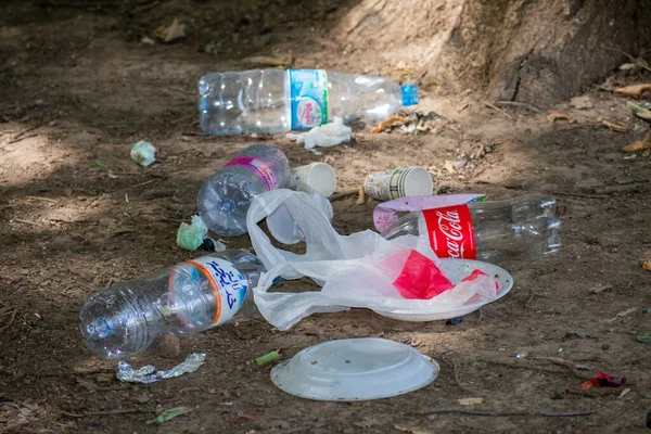 Bejaia, Cezayir - 07-02-20121: Plastik torbalar, plastik şişeler ve Akfadou Ormanı 'ndaki farklı çöp türleri