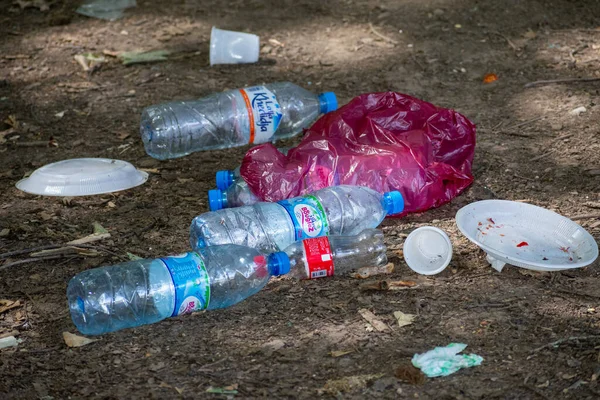Bejaia, Cezayir - 07-02-20121: Plastik torbalar, plastik şişeler ve Akfadou Ormanı 'ndaki farklı çöp türleri