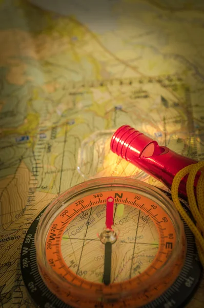 Компас Показує Напрямок Топографічній Карті Червоний Рятувальний Свисток Світло Факела — стокове фото
